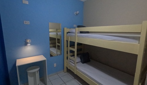 Habitación básica con 2 camas individuales