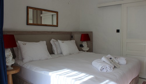 Deluxe Double Room with Bay Window Garden and Pool View
