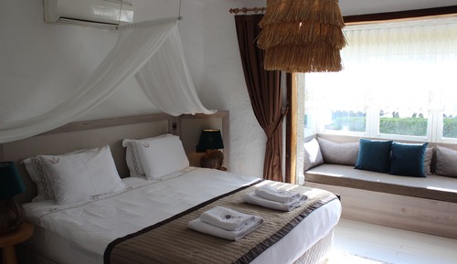 Deluxe Triple Room with Bay Window Garden and Pool View
