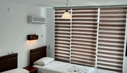 Habitación básica con 2 camas individuales, balcón, vistas al mar