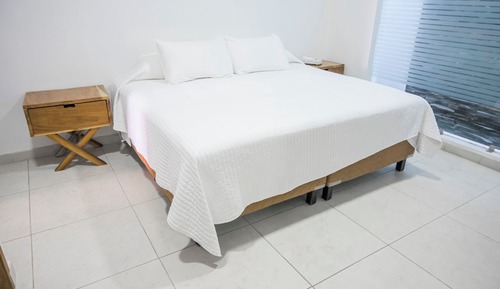 Habitación básica con 1 cama doble o 2 individuales, 1 cama de matrimonio grande, vistas al patio