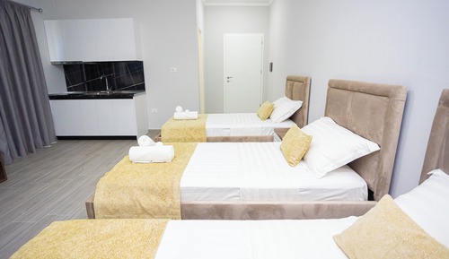 Habitación triple Deluxe, balcón, vistas al patio
