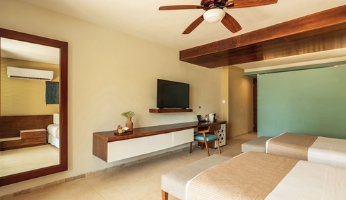 Habitación junior doble, vistas parciales al mar