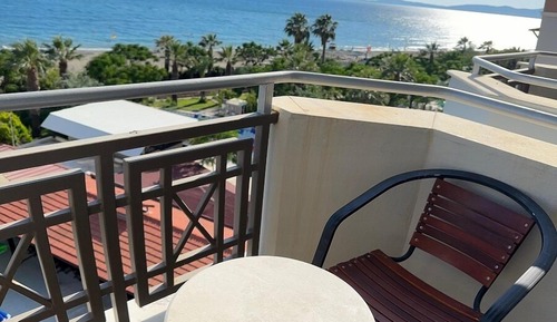 Habitación estándar con 1 cama doble o 2 individuales, balcón, vistas al mar