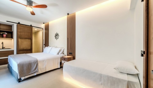 Suite superior, 1 cama doble con sofá cama, no fumadores, vistas parciales al mar