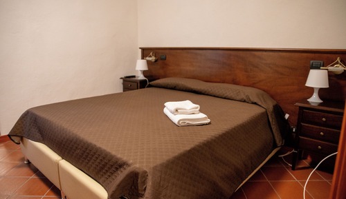 Habitación básica con 1 cama doble o 2 individuales, 1 cama doble, baño privado, vistas a la montaña