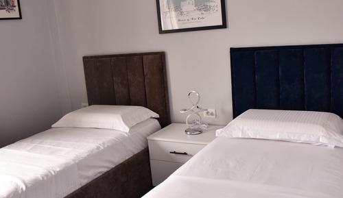 Habitación estándar con 1 cama doble o 2 individuales, balcón, vistas a la ciudad