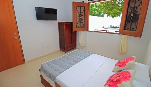 Habitación básica, vistas a la piscina