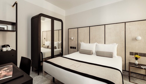 Habitación clásica con 1 cama doble o 2 individuales, vistas al patio