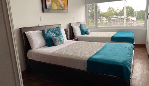 Habitación básica con 2 camas individuales