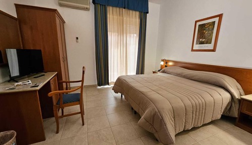 Habitación clásica con 1 cama doble o 2 individuales, balcón