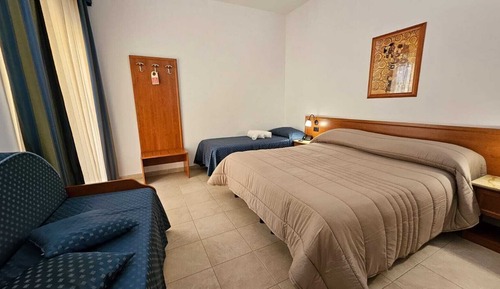 Habitación cuádruple clásica, balcón