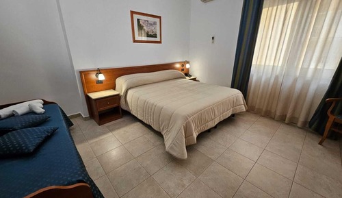 Habitación triple clásica, balcón