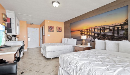 Habitación, 2 camas dobles, balcón, vistas al mar (Oceanfront Inn Room #24)