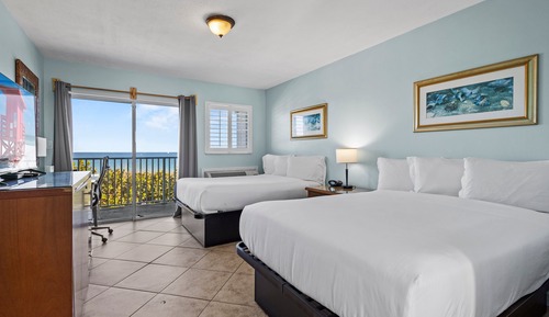 Habitación, 2 camas dobles, balcón, vistas al mar (Oceanfront Inn Room #18)