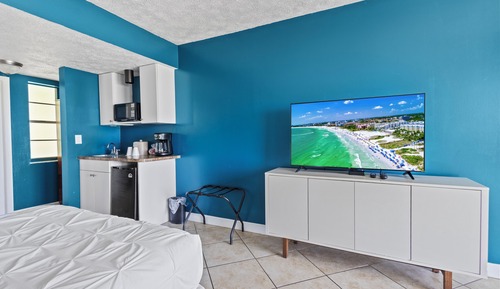 Habitación, 2 camas dobles, balcón, vistas al mar (Oceanfront Inn Room #16)