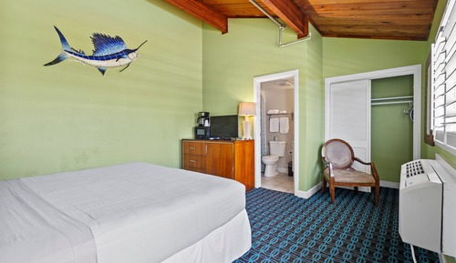 Habitación, 1 cama de matrimonio grande, balcón, vistas al jardín (Oceanfront Inn Room #14)