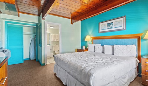 Habitación, 1 cama de matrimonio grande, balcón, vistas al mar (Oceanfront Inn Room #7)