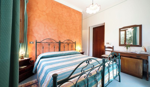 Habitación con 1 cama doble o 2 individuales, vistas al jardín