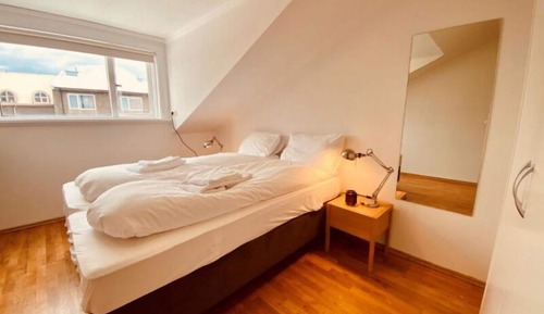 Habitación básica con 2 camas individuales, baño compartido