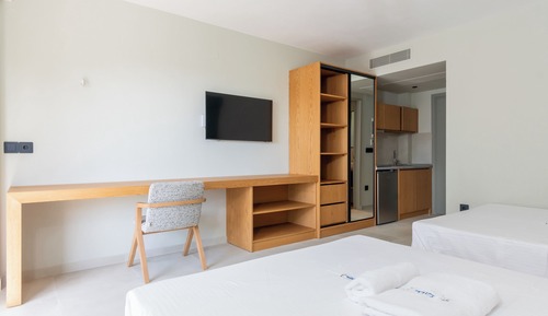 Habitación junior, 2 camas de matrimonio, balcón, vistas parciales al mar