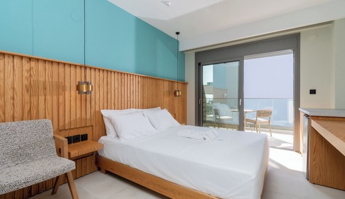 Habitación junior, 1 cama de matrimonio, balcón, vistas parciales al mar
