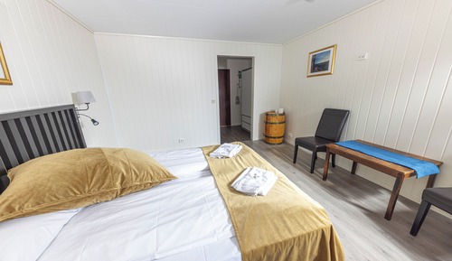Habitación básica con 1 cama doble o 2 individuales, vistas al jardín