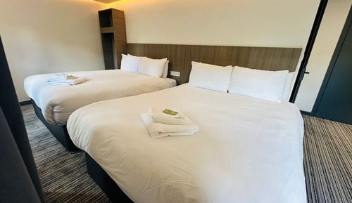 Habitación cuádruple Deluxe, no fumadores, vistas a la ciudad