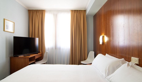 Habitación estándar con 1 cama doble o 2 individuales, vistas a la ciudad