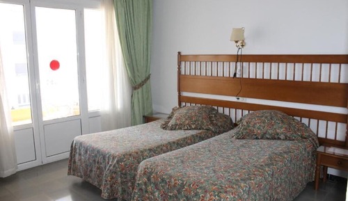 Habitación básica con 2 camas individuales