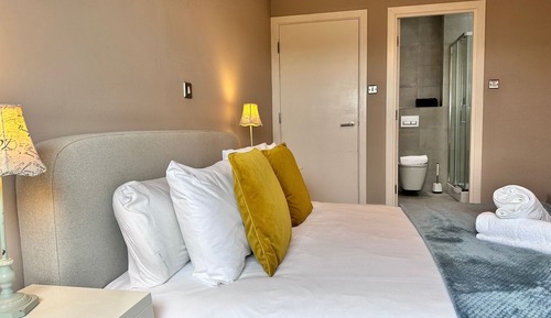 Apartamento superior, balcón, vistas a la ciudad