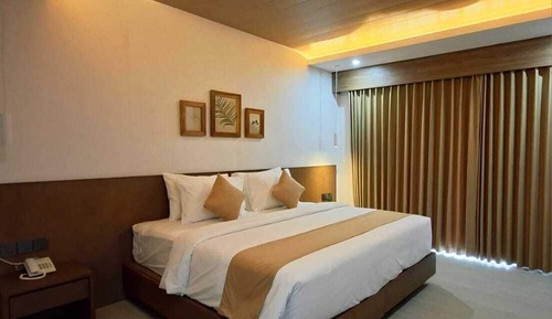 Habitación Deluxe con 1 cama doble o 2 individuales, balcón, vistas a la piscina