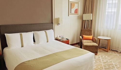Habitación básica con 1 cama doble o 2 individuales, vistas a la ciudad