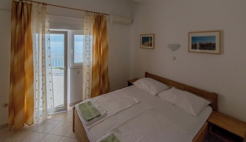 Habitación, balcón, mirando al mar
