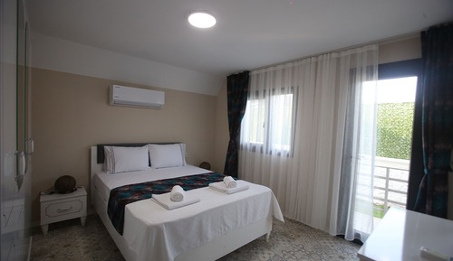 Bungalow familiar, varias camas, piscina privada, vistas al jardín