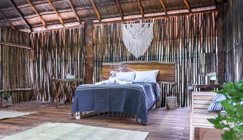 Habitación superior, varias camas, patio