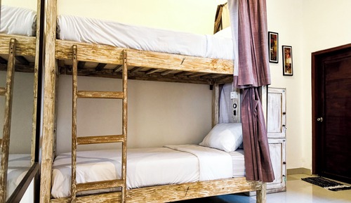 Dormitorio compartido económico, varias camas