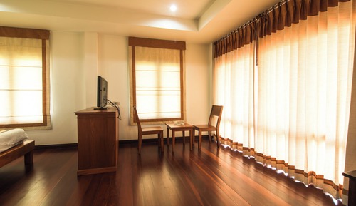 Habitación superior con 2 camas individuales, vistas al jardín
