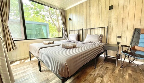 Habitación superior con 2 camas individuales, vistas al jardín