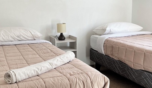 Habitación básica con 2 camas individuales