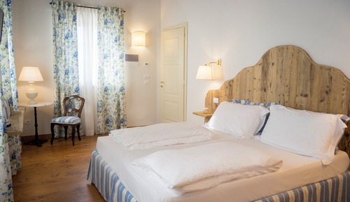 Habitación superior con 1 cama doble o 2 individuales, vistas al jardín