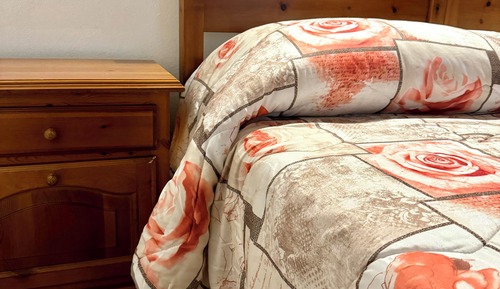 Habitación básica con 1 cama doble o 2 individuales, vistas a la montaña