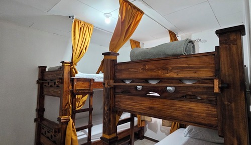 Dormitorio compartido económico, patio