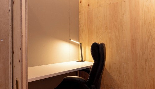 Habitación básica con 2 camas individuales, vistas a la ciudad