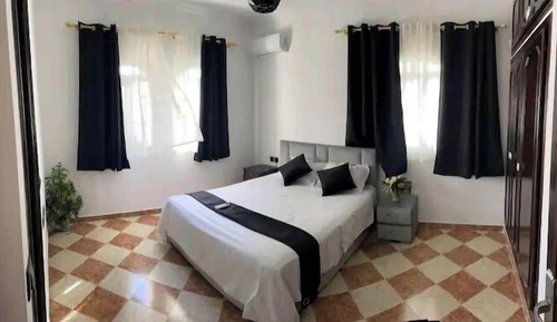 Habitación con 1 cama doble o 2 individuales, vistas al puerto