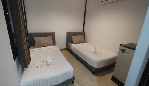 Habitación básica con 2 camas individuales