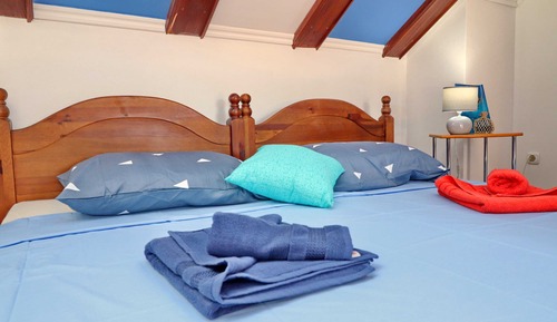 Estudio (Studio Apartment with Balcony and Sea)