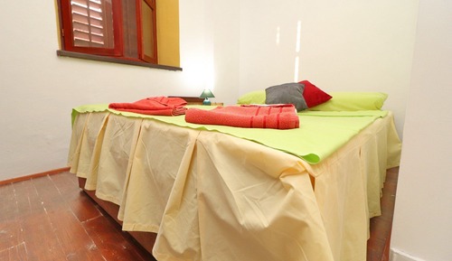 Estudio (Studio Apartment with Terrace)