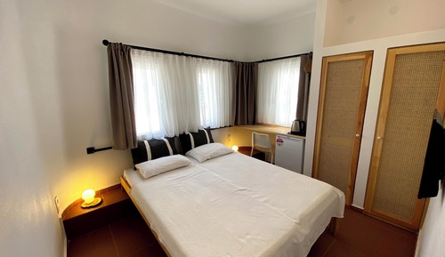 Habitación estándar con 1 cama doble o 2 individuales, vistas a la ciudad