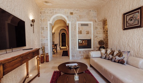 VR777 Natural Cave Queen Suite